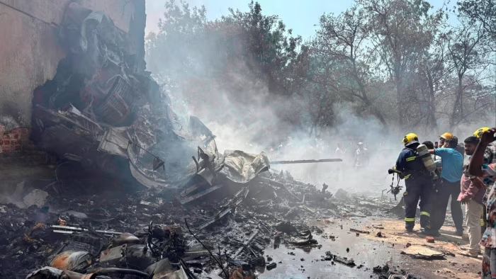 Queda de avião da Air India em área residencial na Índia deixa mais de 200 mortos