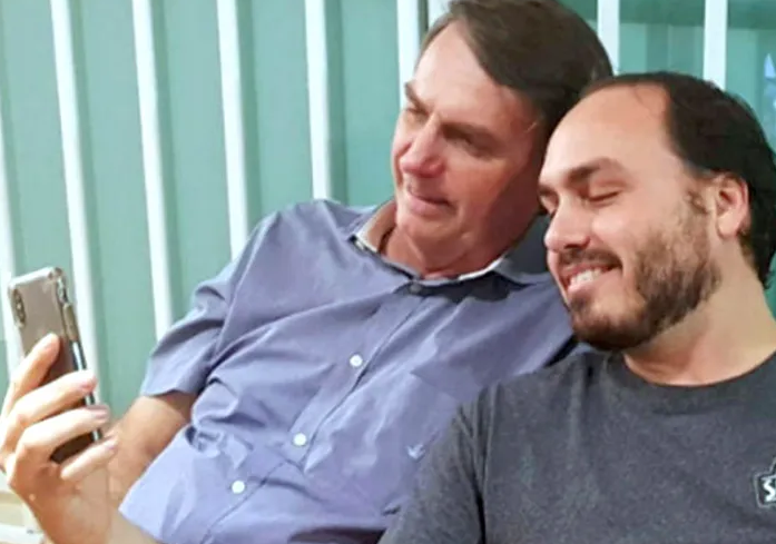 Bolsonaro e Carlos recebiam dados ilegais da ‘Abin paralela’, aponta Polícia Federal