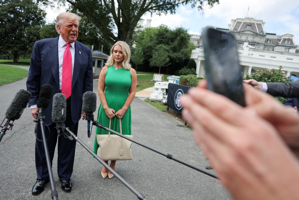 É #FAKE que vídeo mostre Trump ameaçando 'buscar' Bolsonaro no Brasil; legendas alteraram declaração