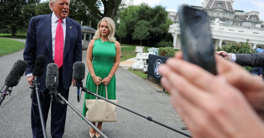 É #FAKE que vídeo mostre Trump ameaçando 'buscar' Bolsonaro no Brasil; legendas alteraram declaração