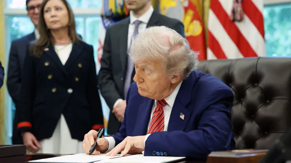 Trump diz que enviará cartas a 12 países com notificação de tarifas