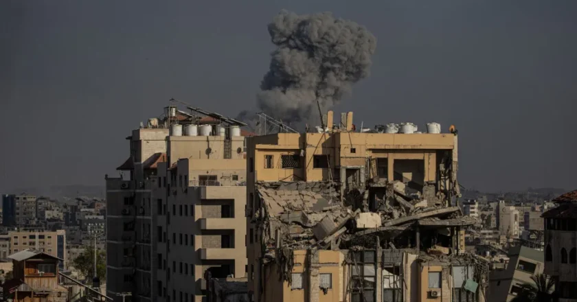 Pelo menos 82 palestinos morrem durante a noite em ataques em Gaza