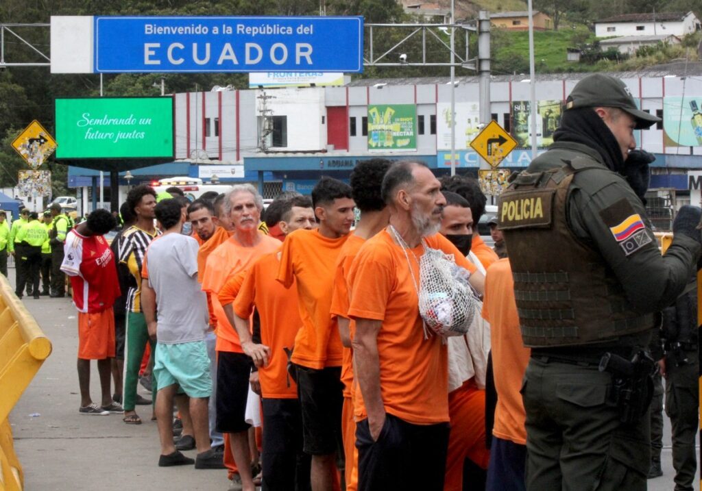 Equador deporta mais de 800 presos colombianos em meio a aumento de tensão entre os dois países