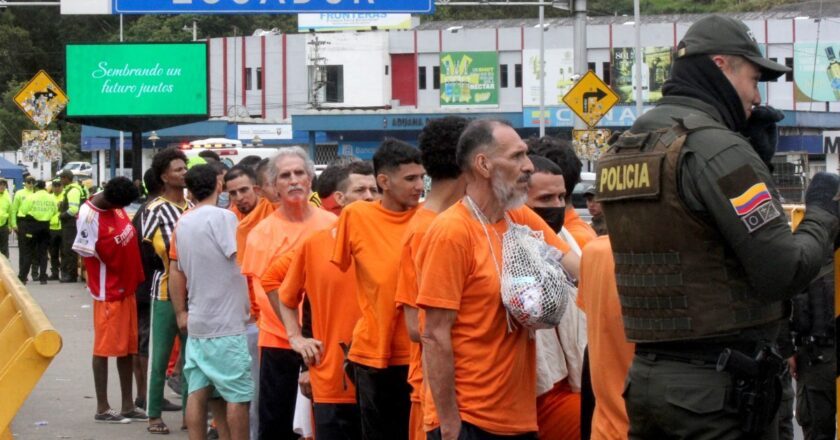 Equador deporta mais de 800 presos colombianos em meio a aumento de tensão entre os dois países