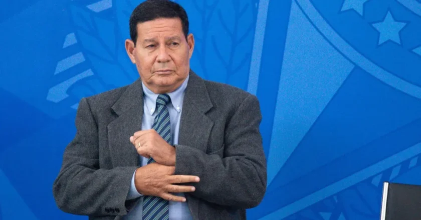 Se eu tivesse sido o candidato a vice, Bolsonaro não estaria nessa situação, diz Mourão