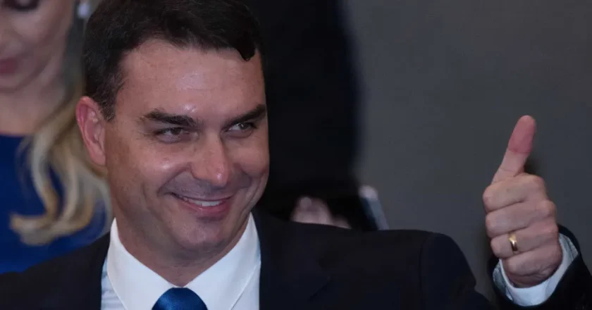 Flávio Bolsonaro apresenta pedido de impeachment de Moraes após decisão sobre tornozeleira