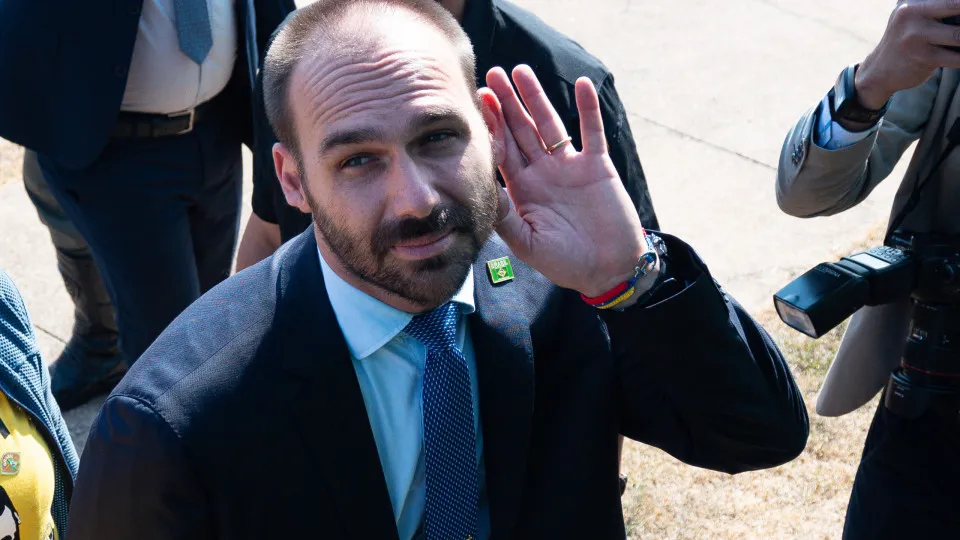 Entenda em 4 pontos os crimes citados no inquérito contra Eduardo Bolsonaro