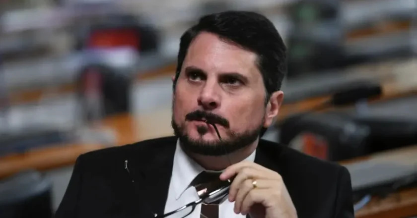 Viagem de Marcos do Val aos EUA expõe baixa eficácia de apreensão de passaporte para conter fuga