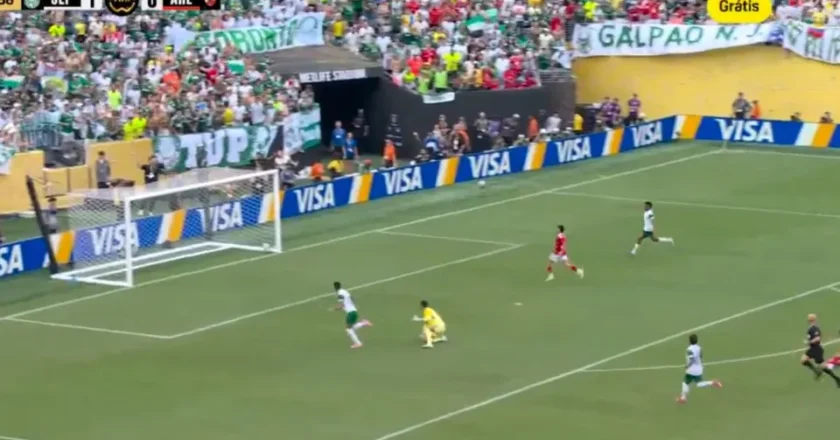 Palmeiras marca dois gols contra o Al Ahly e jogo é interrompido; veja