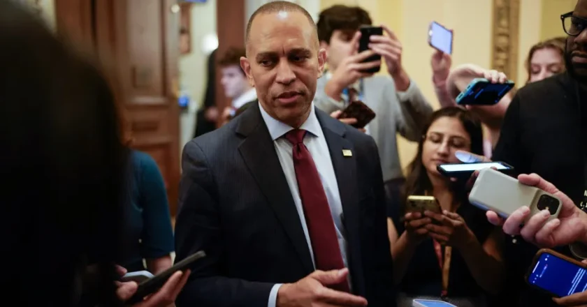 Deputado americano bate recorde ao discursar por quase 9 horas para atrasar projeto de Trump