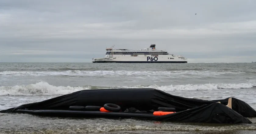 Polícia francesa fura bote de migrantes no mar em ação inédita, diz BBC