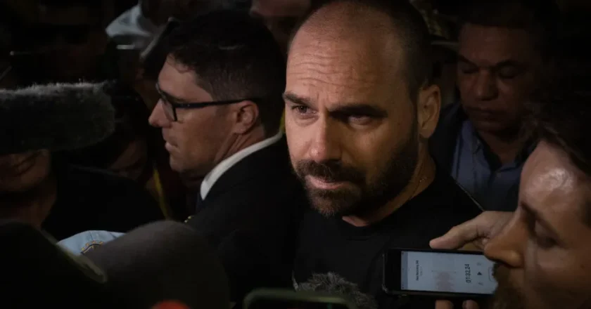 Eduardo Bolsonaro diz que STF bloqueou contas de sua mulher