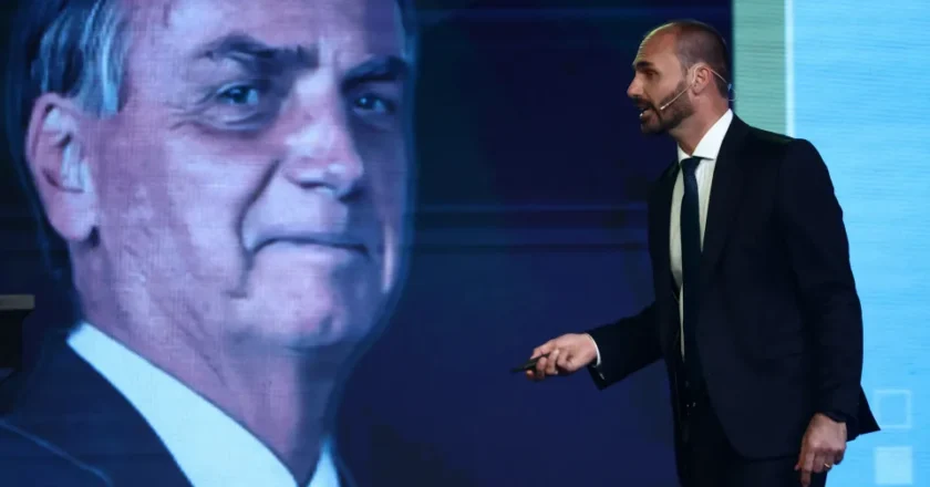 Alexandre de Moraes bloqueia contas, bens e pix de Eduardo Bolsonaro