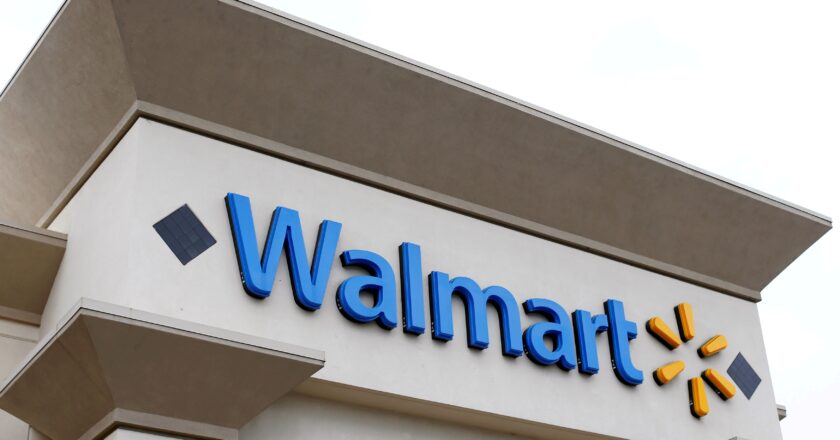 Pessoas são esfaqueadas em supermercado Walmart nos EUA; suspeito é detido
